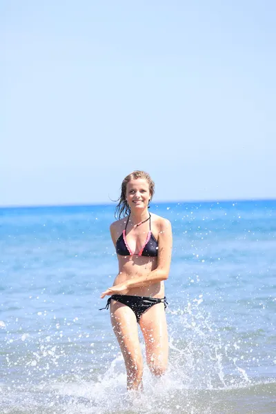 Mujer en bikini en la playa —  Fotos de Stock