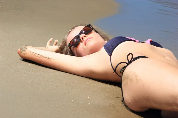 Frau im Bikini am Strand — Stockfoto