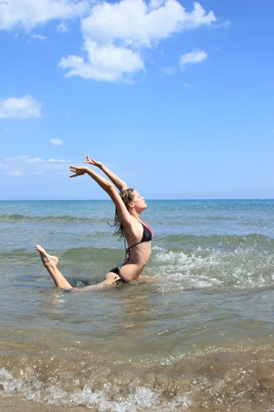 Kobieta w bikini na plaży — Zdjęcie stockowe