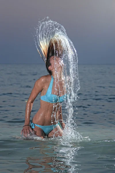 Kobieta na plaży — Zdjęcie stockowe