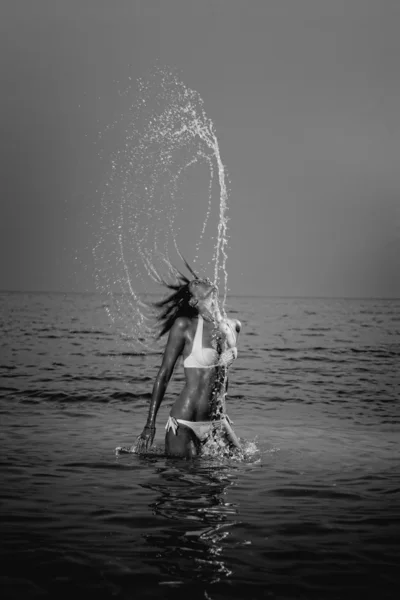 Femme sur la plage — Photo