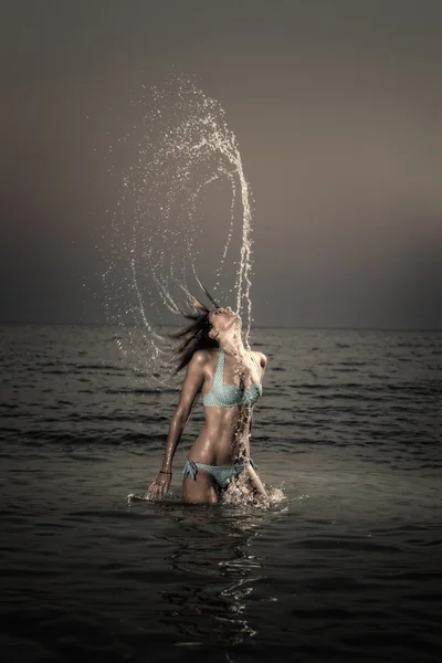 Vrouw op het strand — Stockfoto