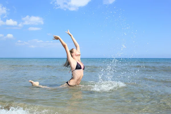 Jeune fille blonde sur la plage — Photo