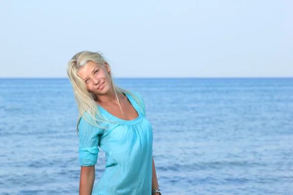 Femme relaxante sur la plage — Photo