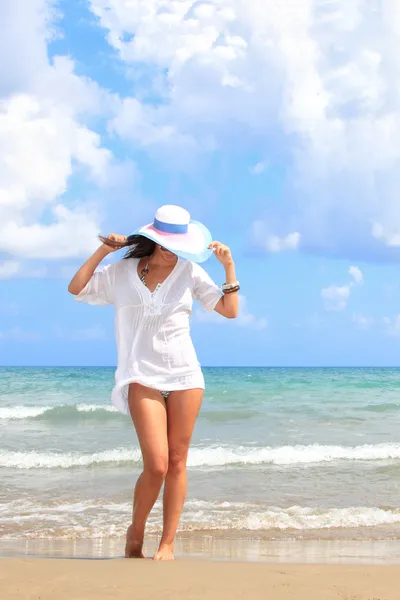 Mujer relajándose en la playa — Foto de Stock