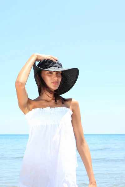 Jeune femme sur la plage — Photo