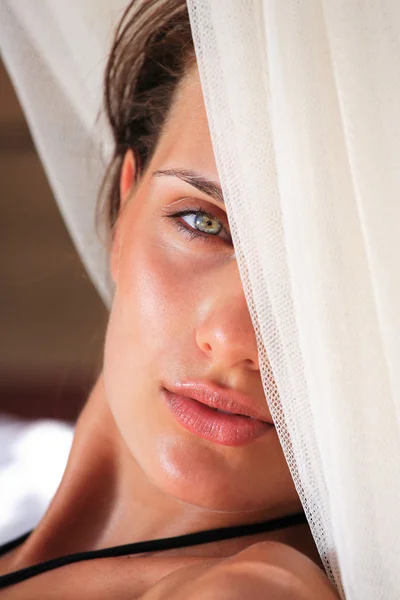 Menina bonita relaxante ao ar livre — Fotografia de Stock