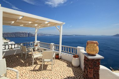 şezlong üzerinde santorini