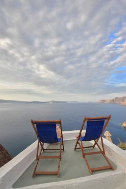 şezlong üzerinde santorini