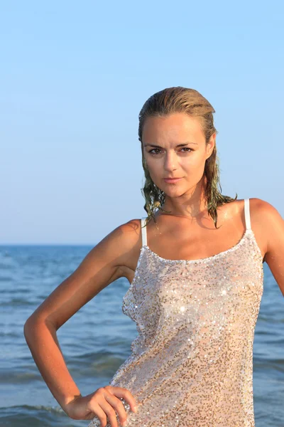 Mujer relajándose junto a la playa — Foto de Stock