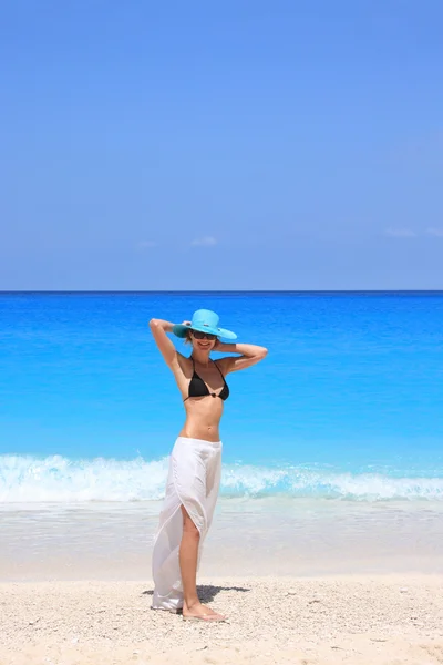 女性のビーチでリラックス — ストック写真