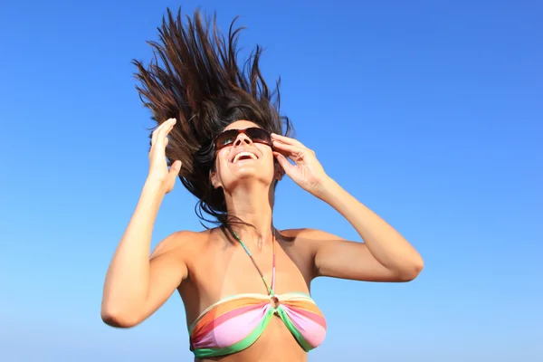 Giovane bella donna in posa sulla spiaggia — Foto Stock