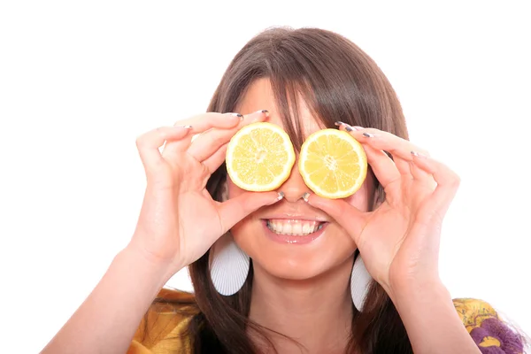 Una bella giovane donna con limone — Foto Stock