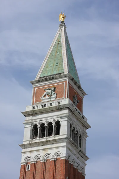 Berühmter glockenturm in venedig — Stockfoto