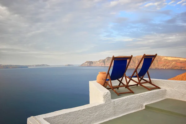 Sunbeds on Santorini — Stock Photo, Image