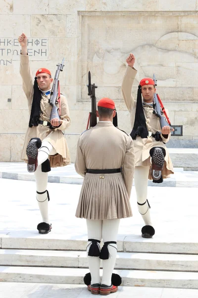 Ändra vakter nära parlamentet i Aten — Stockfoto