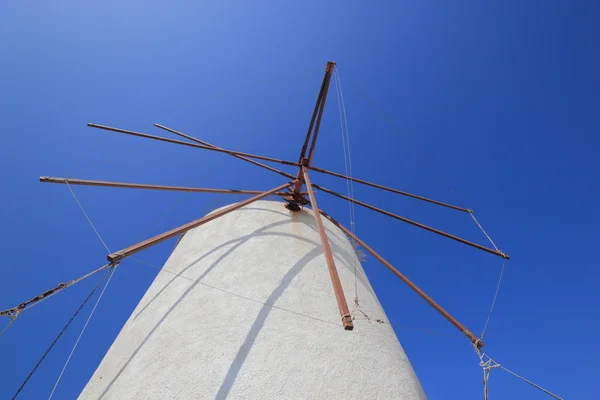 Mulino a vento sull'isola Santorini — Foto Stock