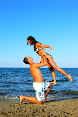 Kumsalda mutlu bir çift