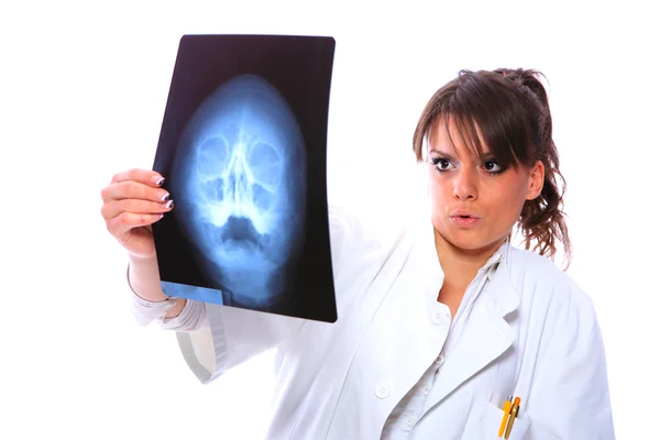 Vrouwelijke arts kijken naar een x-ray — Stockfoto