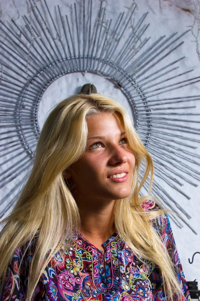 Mujer en el salón de verano — Foto de Stock