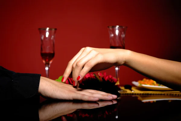 Close up de jovem casal no restaurante — Fotografia de Stock