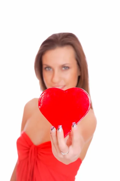 Mujer romántica sosteniendo el corazón — Foto de Stock