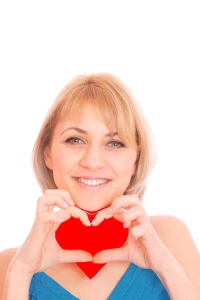 Hermosa y joven mujer con un corazón — Foto de Stock