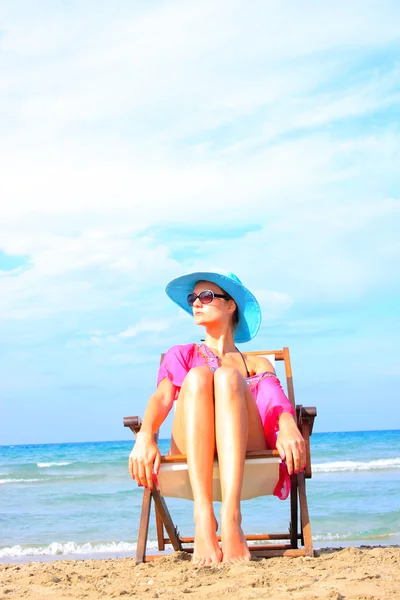 Молодая девушка отдыхает на пляже — стоковое фото