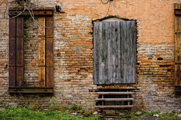 Porta velha e janela — Fotografia de Stock