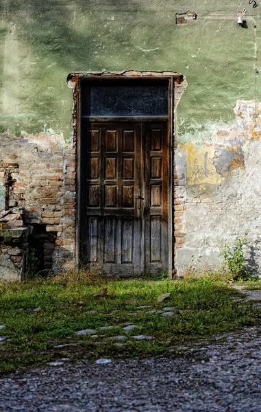 Stare brązowe drewniane drzwi — Zdjęcie stockowe