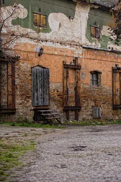 Старая дверь и окно — стоковое фото