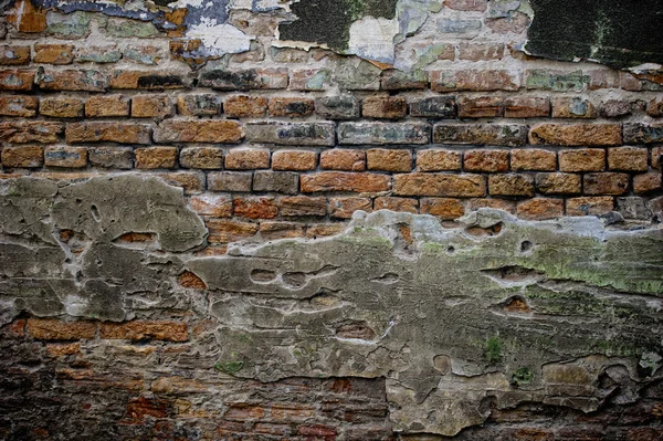 Oude verweerde bakstenen muur — Stockfoto