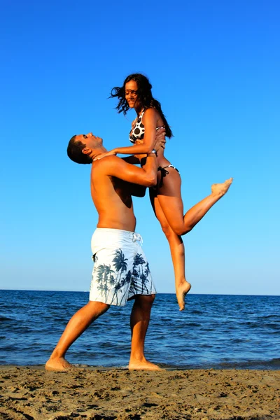 Pareja feliz en la playa — Foto de Stock