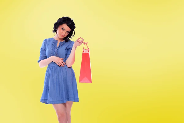 Eine Aufnahme einer Frau beim Einkaufen im Freien — Stockfoto