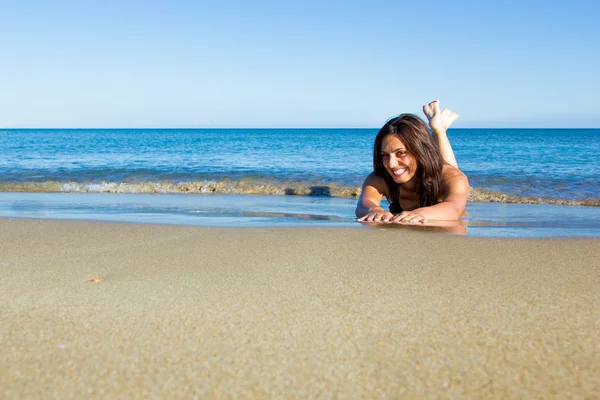 Femme sur la plage — Photo