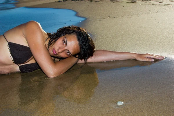 Vrouw op het strand — Stockfoto