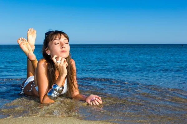 Frau am Strand — Stockfoto