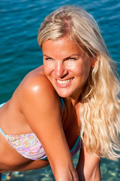 Frau am Strand — Stockfoto