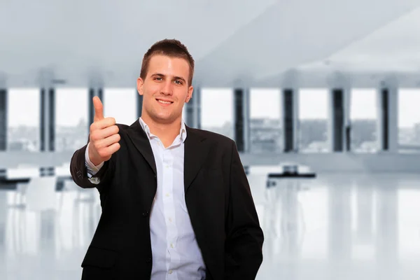 Geschäftsmann im Büro — Stockfoto