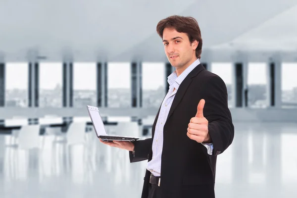 Geschäftsmann im Büro — Stockfoto