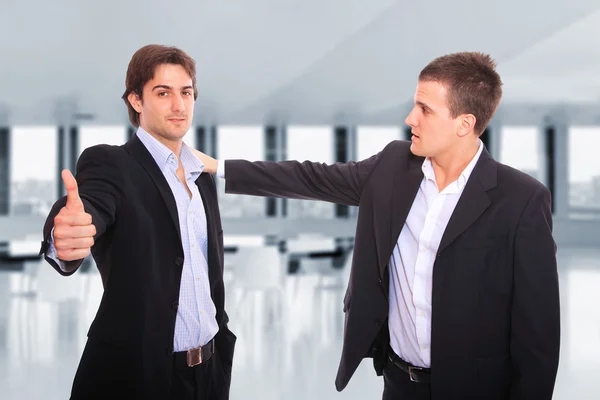 Zwei Geschäftsleute bei der Arbeit — Stockfoto