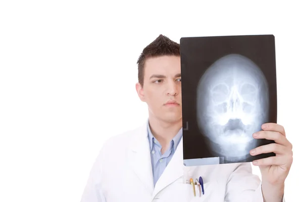 Kaukasische medio volwassen mannelijke arts bedrijf xrays. — Stockfoto