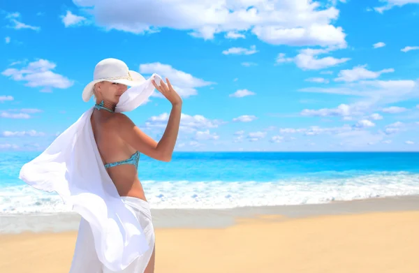 Vrouw ontspannen aan het strand — Stockfoto