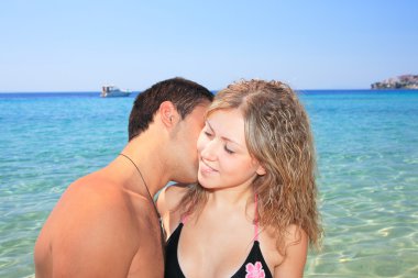 Sahilde bir çekici çift