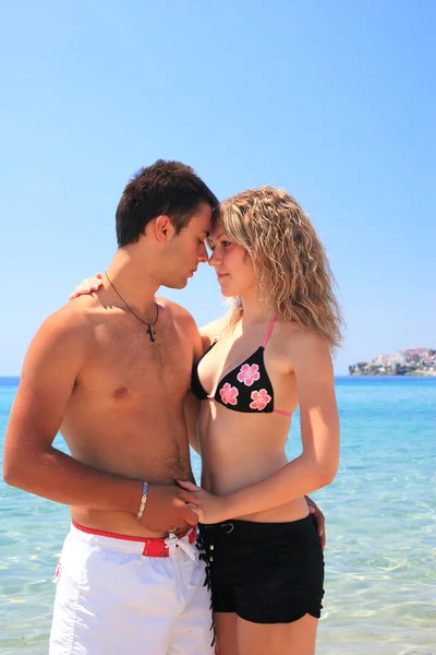 Una atractiva pareja en la playa — Foto de Stock