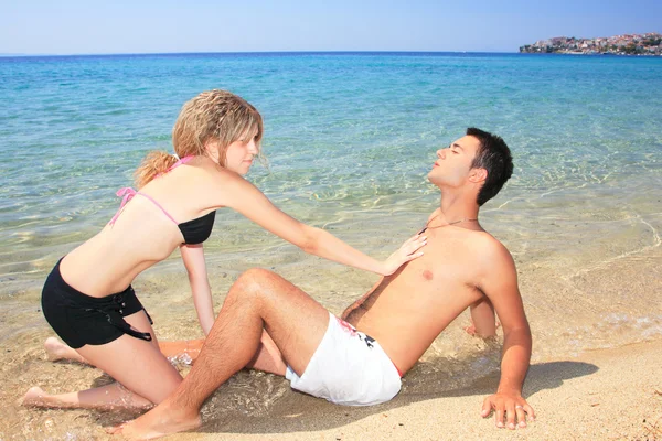 Ett attraktivt par på stranden — Stockfoto