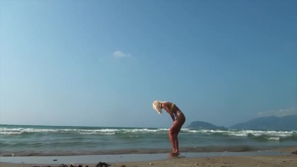 Νεαρή γυναίκα δίπλα στη θάλασσα — Αρχείο Βίντεο