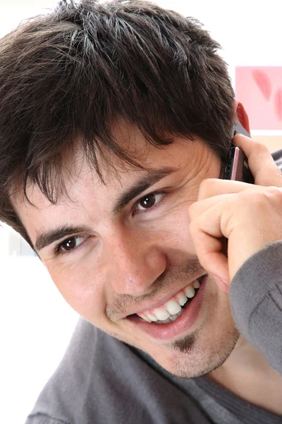 Junger, lässiger Mann am Telefon — Stockfoto