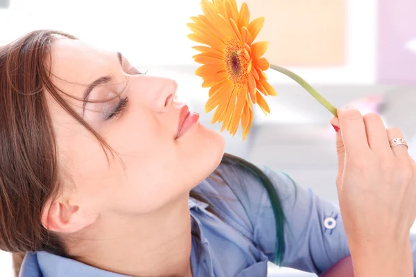 Hermosa cara de mujer con girasol —  Fotos de Stock