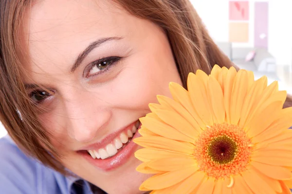 Hermosa cara de mujer con girasol —  Fotos de Stock